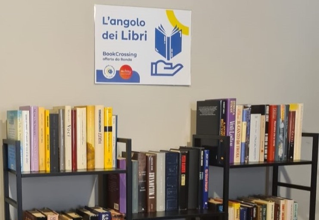 Immagine Uno spazio di book crossing gestito da Ronda, presso la sede di Aubay