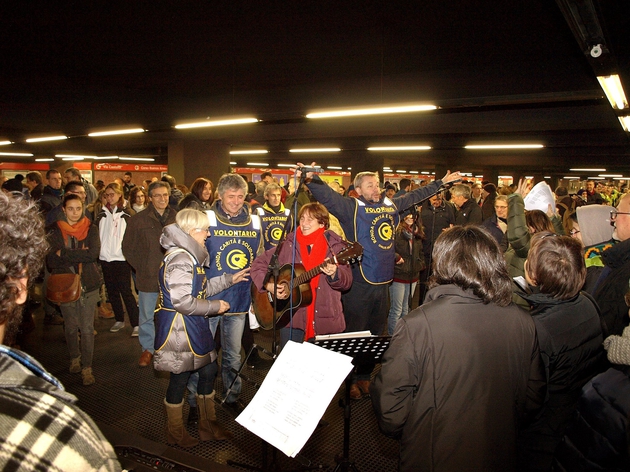 Immagine Messa di Natale in favore dei senza dimora e dei volontari  nel mezzanino del metrò - Porta Venezia Milano 24 Dicembre 2018